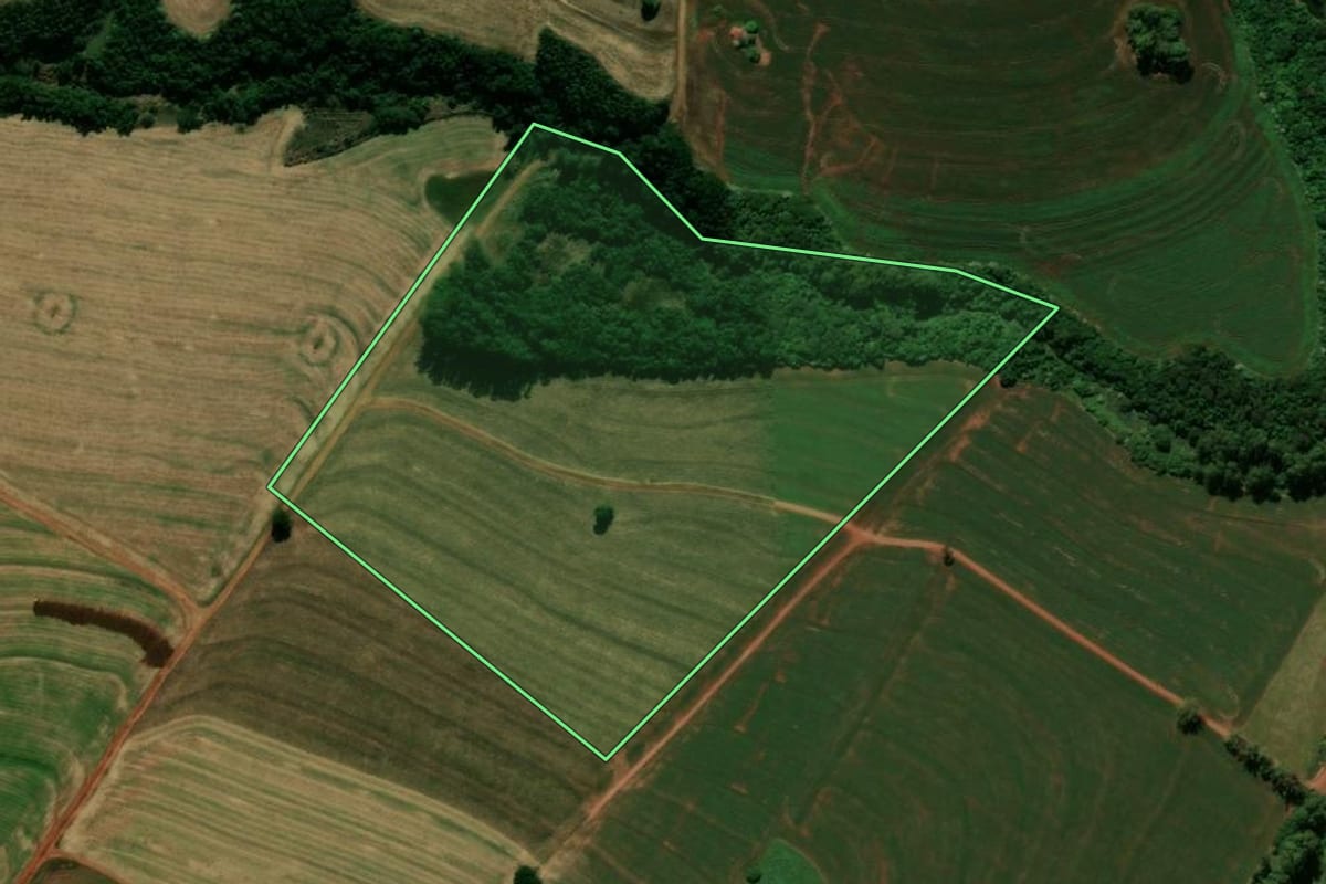 Imagem de satélite do imóvel rural em Peabiru (PR), com o contorno declarado no CAR desenhado por cima.
