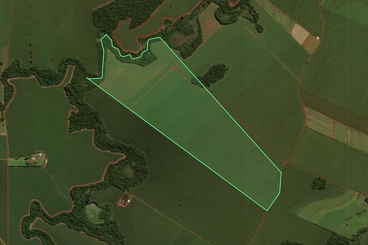 Imagem de satélite do imóvel rural em Peabiru (PR), com o contorno declarado no CAR desenhado por cima.
