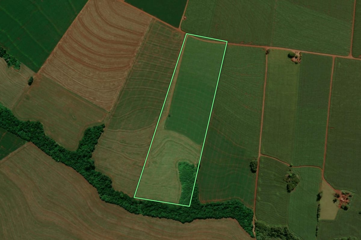Imagem de satélite do imóvel rural em Peabiru (PR), com o contorno declarado no CAR desenhado por cima.