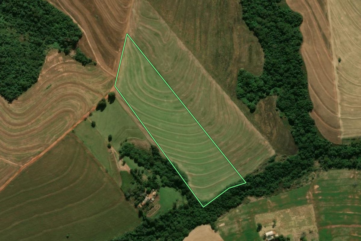 Imagem de satélite do imóvel rural em Peabiru (PR), com o contorno declarado no CAR desenhado por cima.