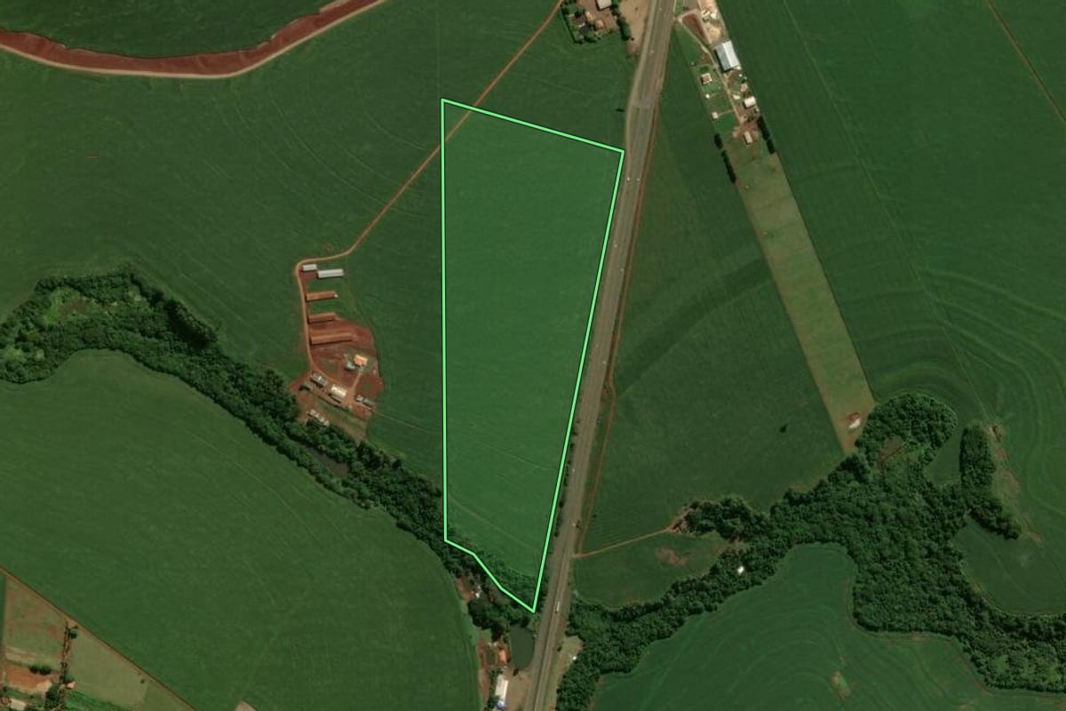 Imagem de satélite do imóvel rural em Peabiru (PR), com o contorno declarado no CAR desenhado por cima.