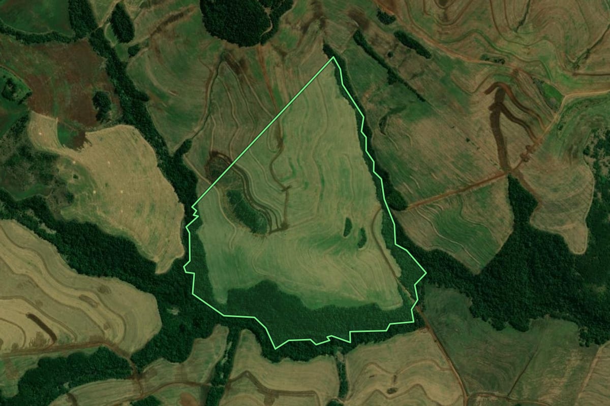 Imagem de satélite do imóvel rural em Peabiru (PR), com o contorno declarado no CAR desenhado por cima.