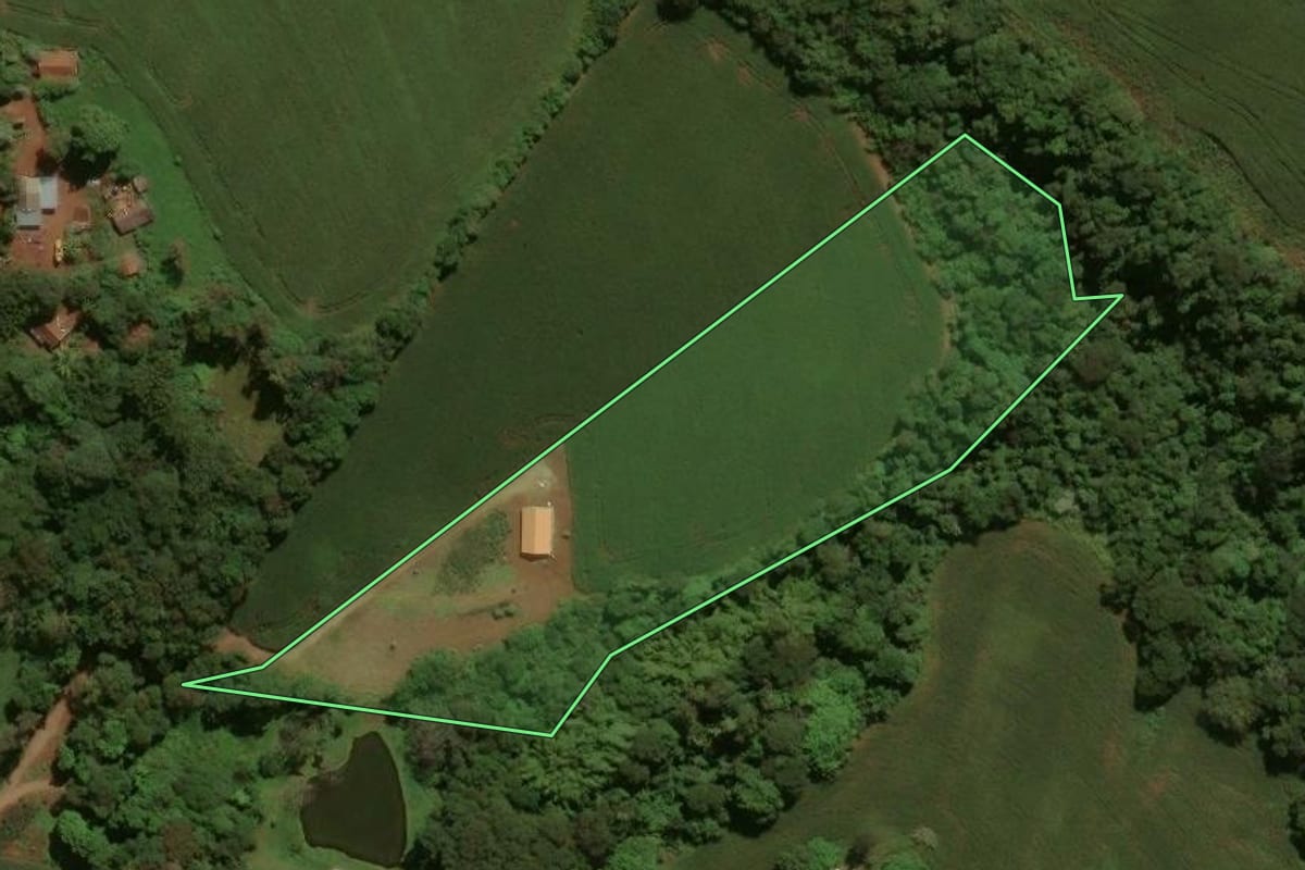Imagem de satélite do imóvel rural em Peabiru (PR), com o contorno declarado no CAR desenhado por cima.
