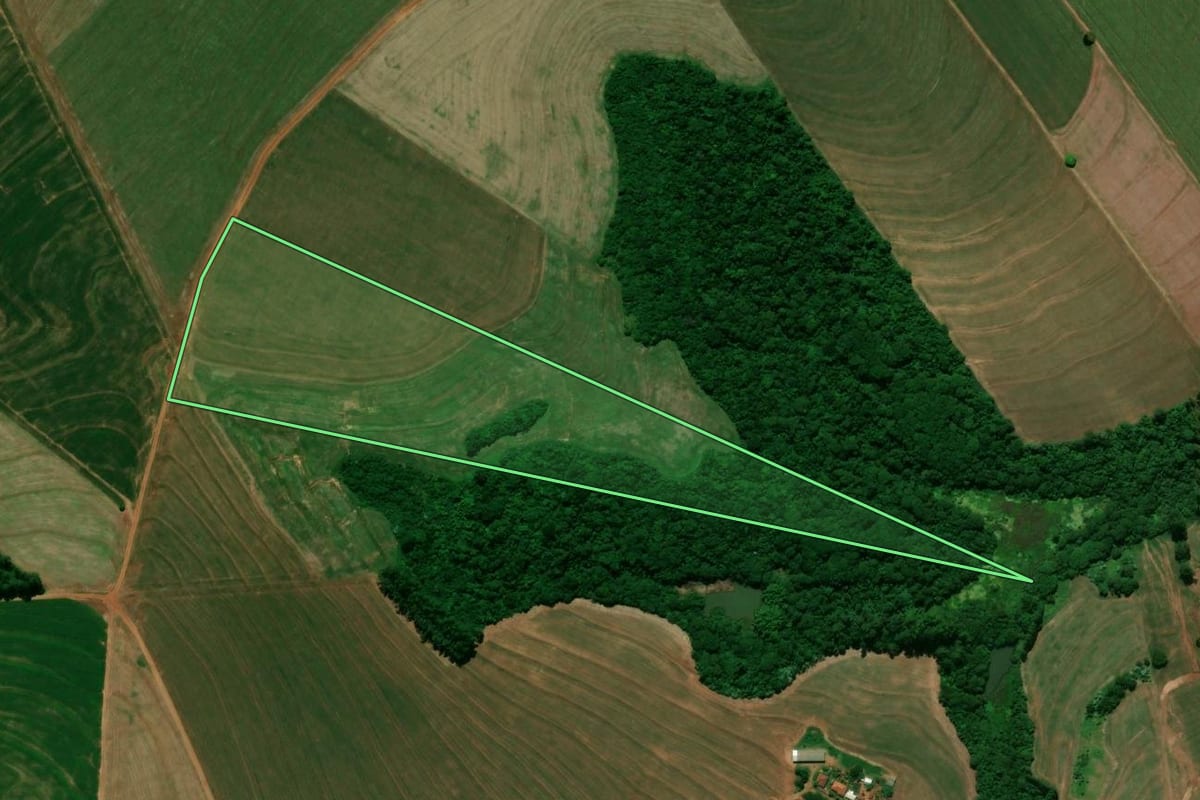 Imagem de satélite do imóvel rural em Peabiru (PR), com o contorno declarado no CAR desenhado por cima.