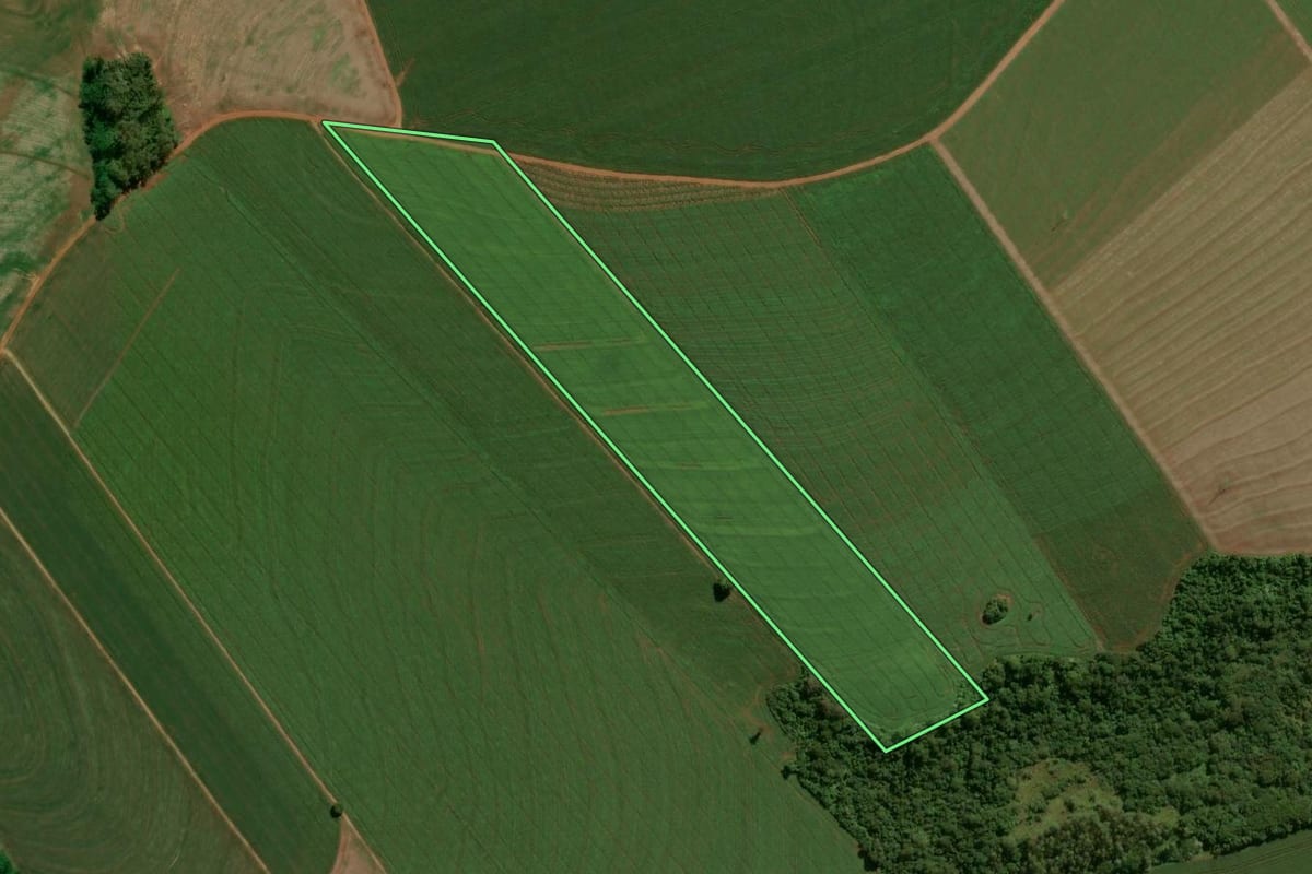 Imagem de satélite do imóvel rural em Peabiru (PR), com o contorno declarado no CAR desenhado por cima.