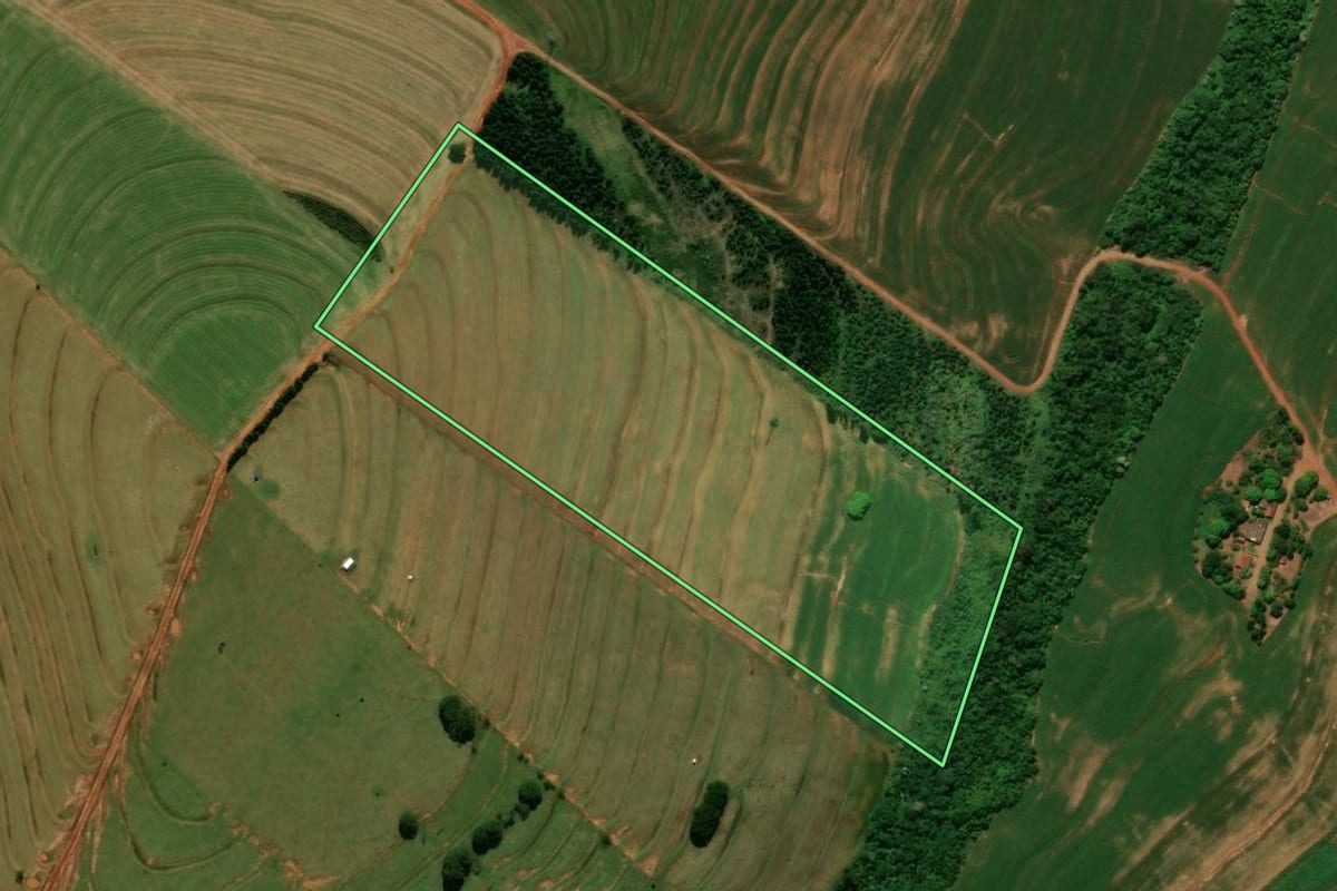 Imagem de satélite do imóvel rural em Peabiru (PR), com o contorno declarado no CAR desenhado por cima.