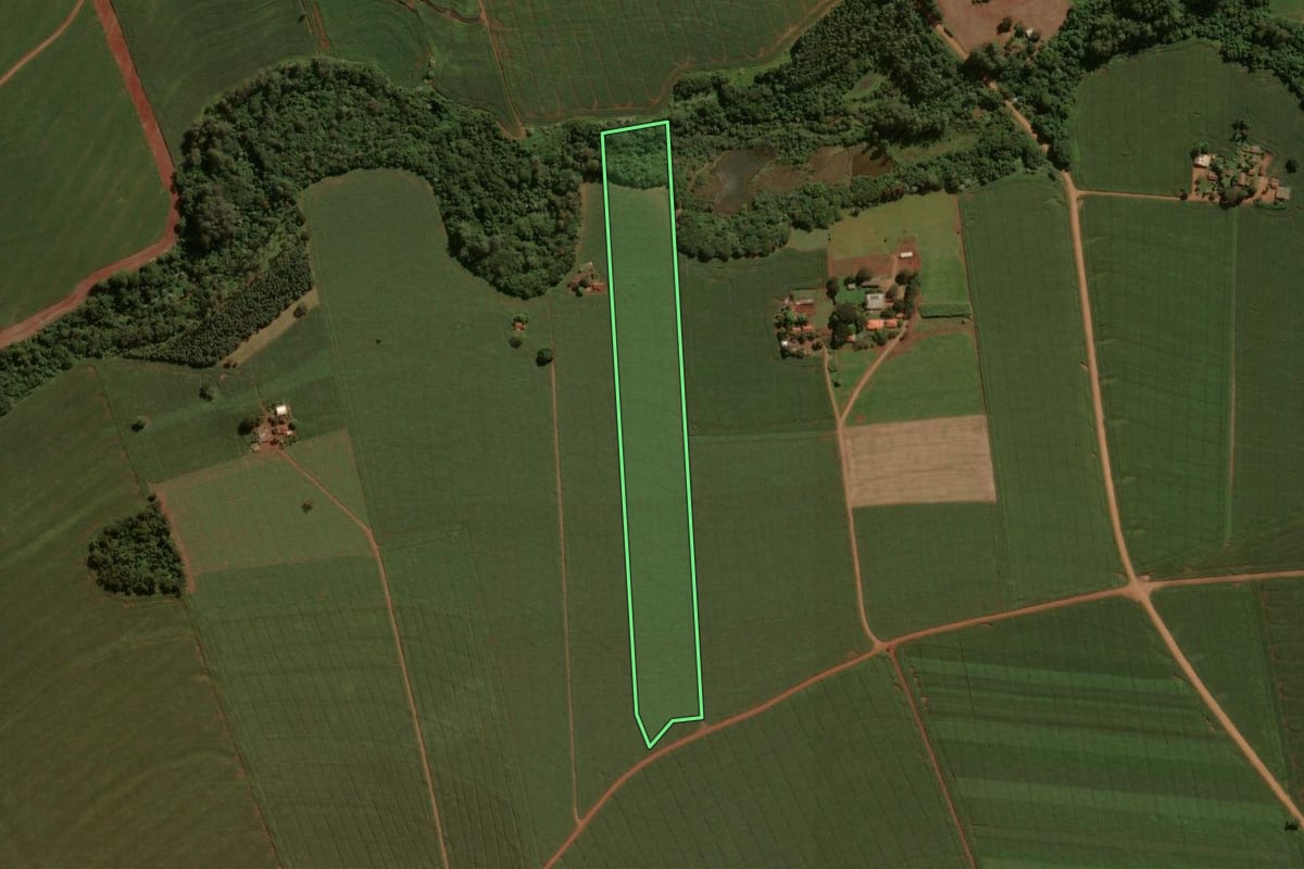 Imagem de satélite do imóvel rural em Peabiru (PR), com o contorno declarado no CAR desenhado por cima.