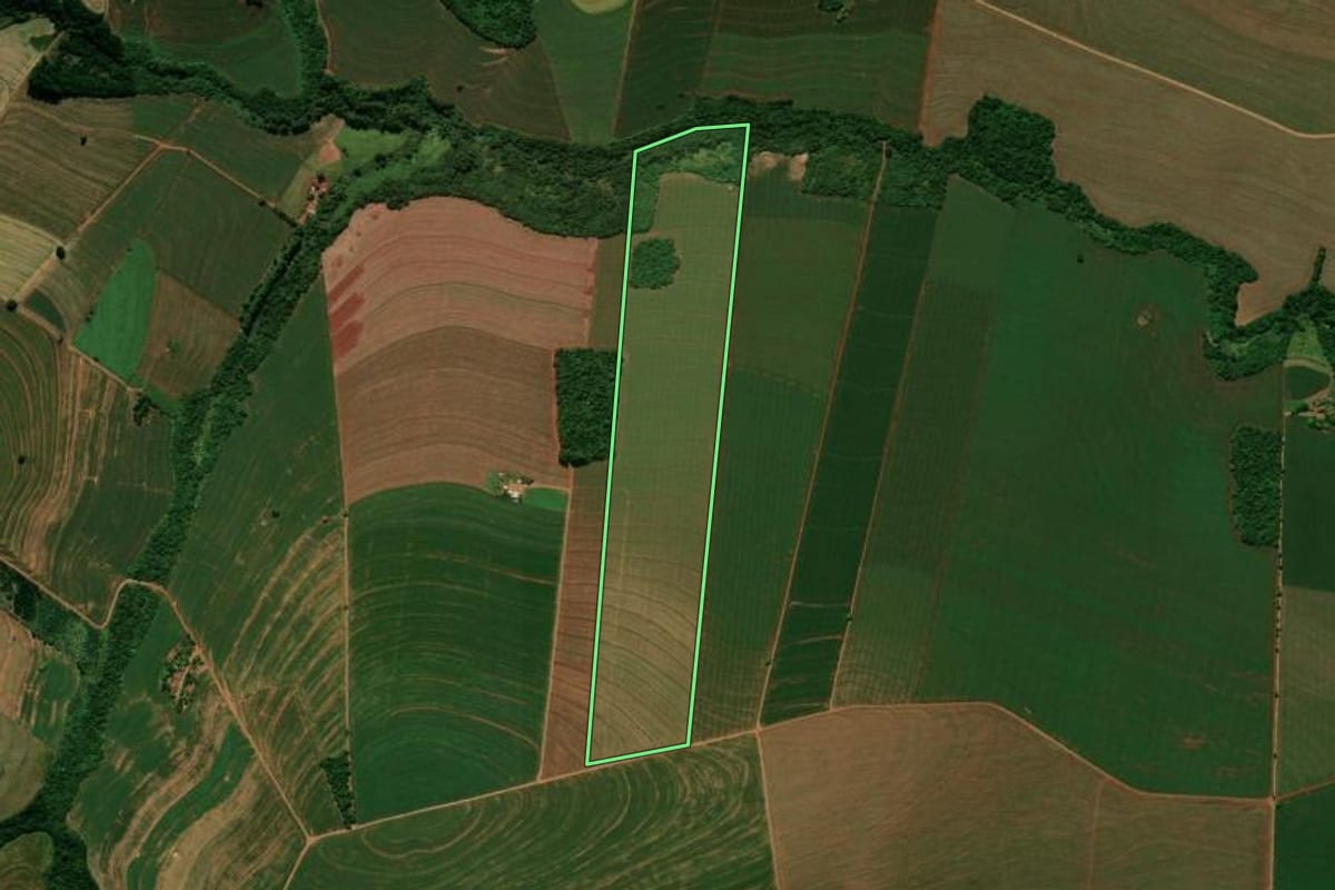 Imagem de satélite do imóvel rural em Peabiru (PR), com o contorno declarado no CAR desenhado por cima.