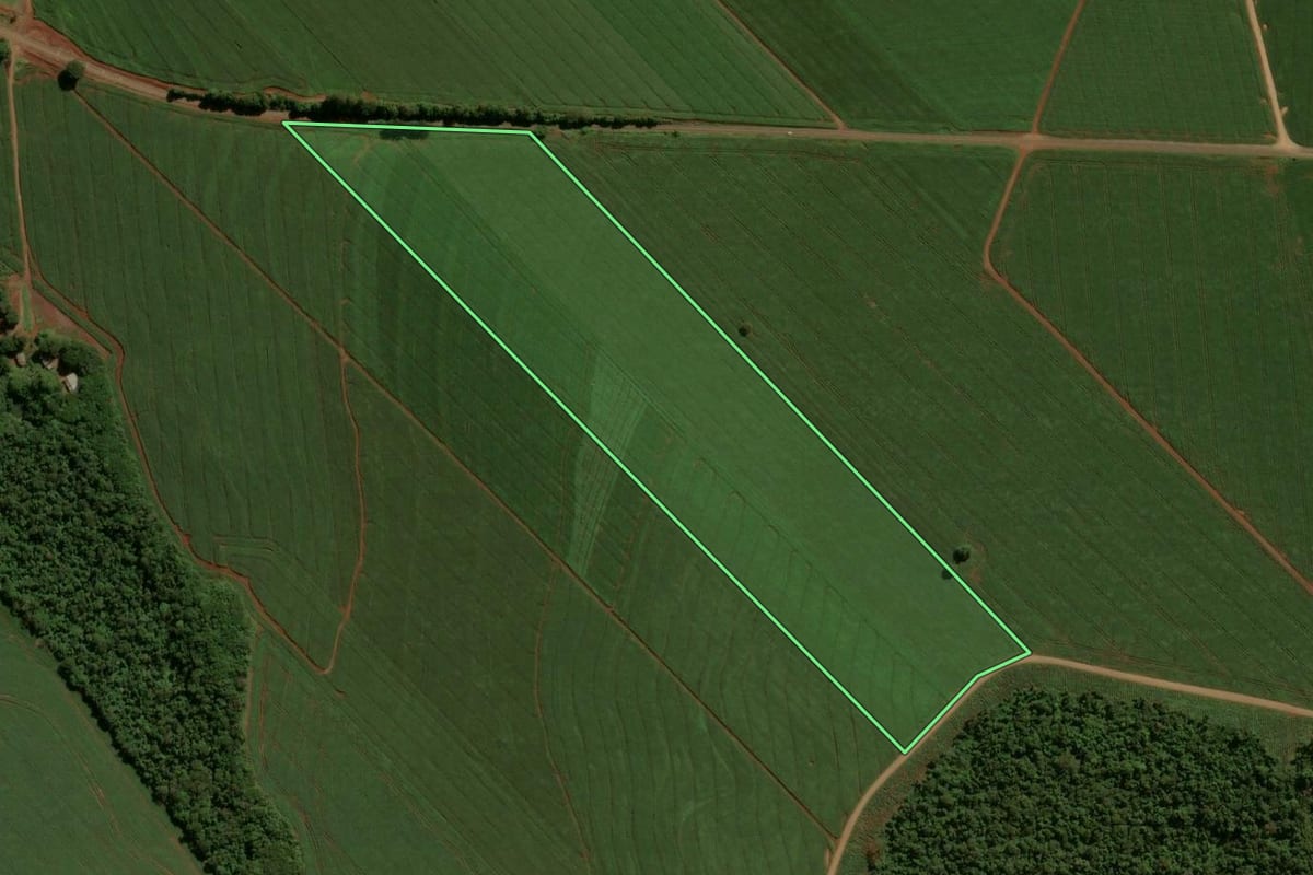 Imagem de satélite do imóvel rural em Peabiru (PR), com o contorno declarado no CAR desenhado por cima.