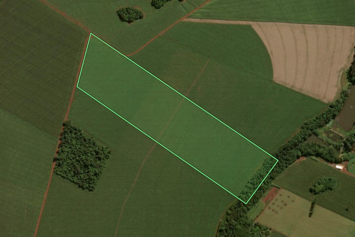 Imagem de satélite do imóvel rural em Peabiru (PR), com o contorno declarado no CAR desenhado por cima.
