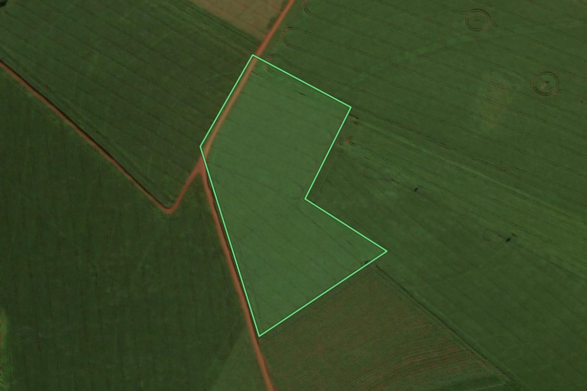 Imagem de satélite do imóvel rural em Peabiru (PR), com o contorno declarado no CAR desenhado por cima.