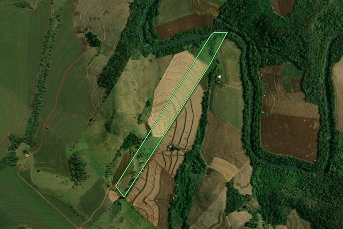 Imagem de satélite do imóvel rural em Peabiru (PR), com o contorno declarado no CAR desenhado por cima.