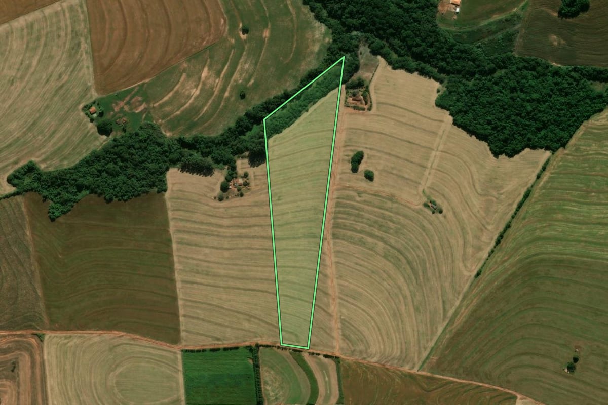 Imagem de satélite do imóvel rural em Peabiru (PR), com o contorno declarado no CAR desenhado por cima.