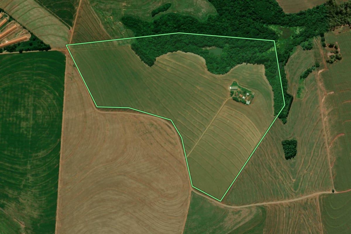 Imagem de satélite do imóvel rural em Peabiru (PR), com o contorno declarado no CAR desenhado por cima.