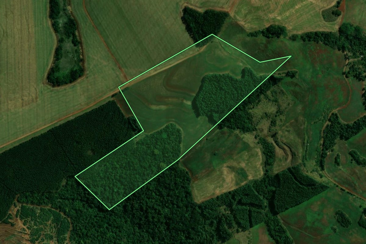Imagem de satélite do imóvel rural em Peabiru (PR), com o contorno declarado no CAR desenhado por cima.