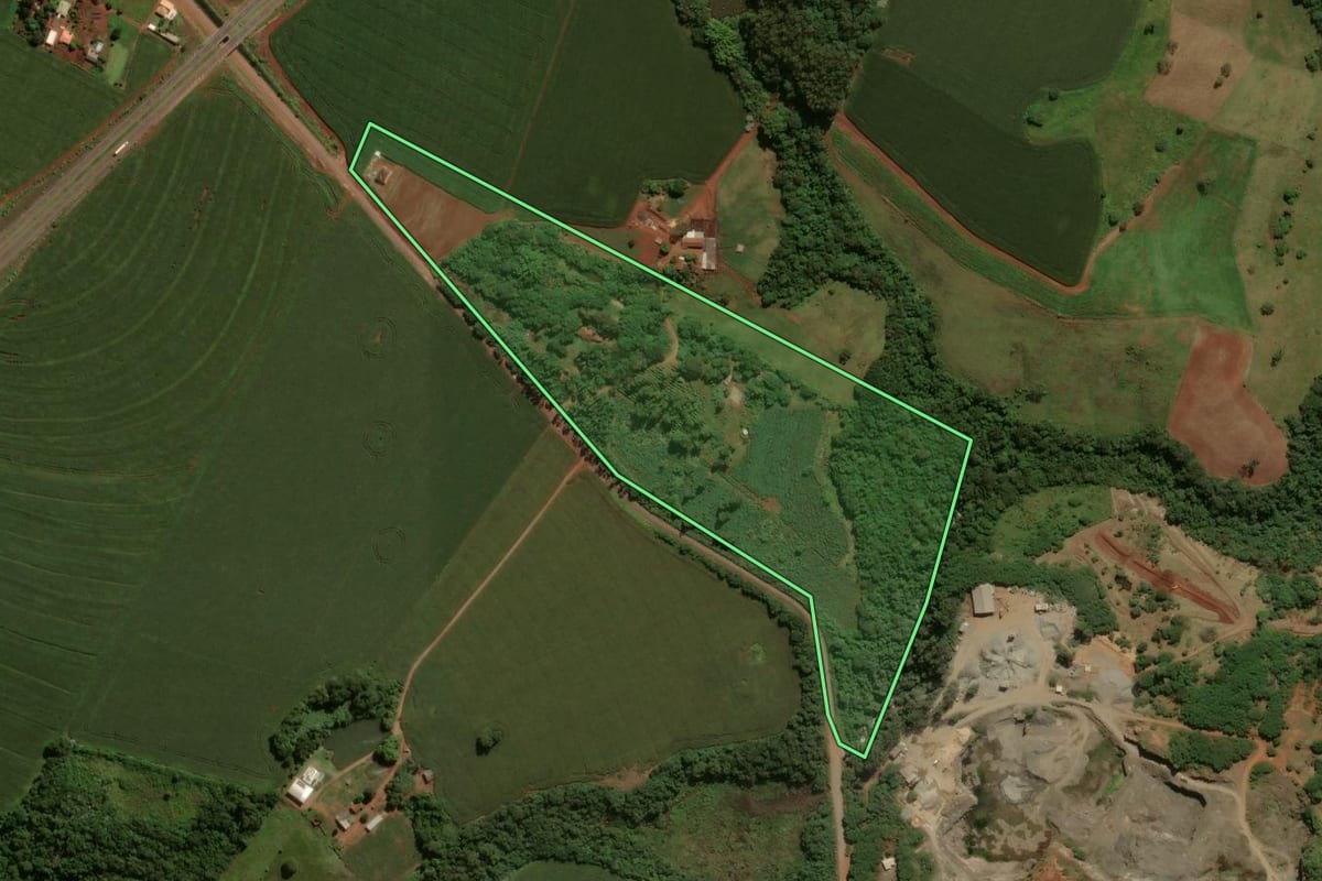 Imagem de satélite do imóvel rural em Peabiru (PR), com o contorno declarado no CAR desenhado por cima.