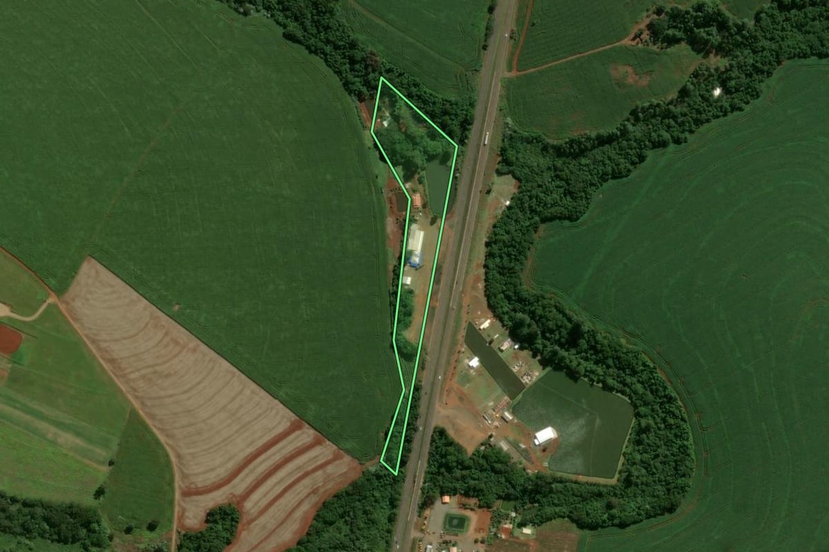 Imagem de satélite do imóvel rural em Peabiru (PR), com o contorno declarado no CAR desenhado por cima.