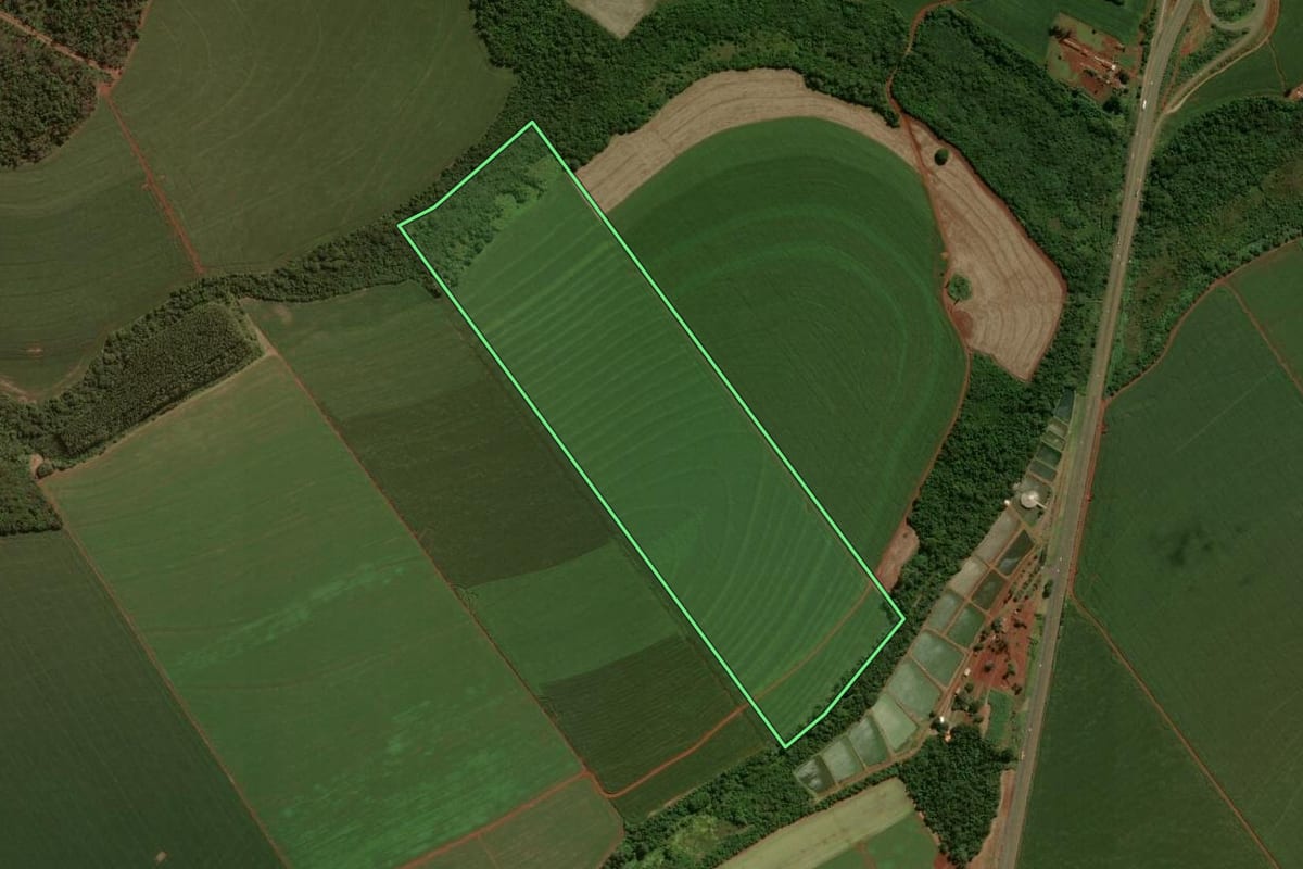 Imagem de satélite do imóvel rural em Peabiru (PR), com o contorno declarado no CAR desenhado por cima.