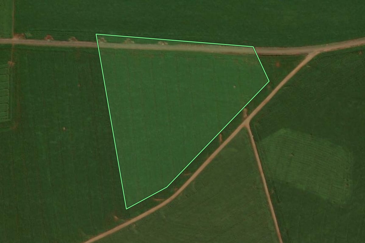 Imagem de satélite do imóvel rural em Peabiru (PR), com o contorno declarado no CAR desenhado por cima.