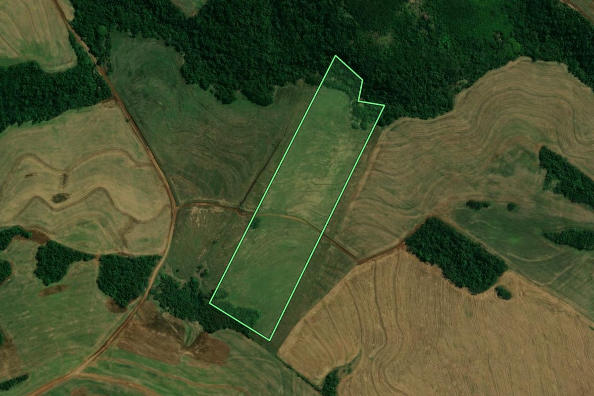 Imagem de satélite do imóvel rural em Peabiru (PR), com o contorno declarado no CAR desenhado por cima.