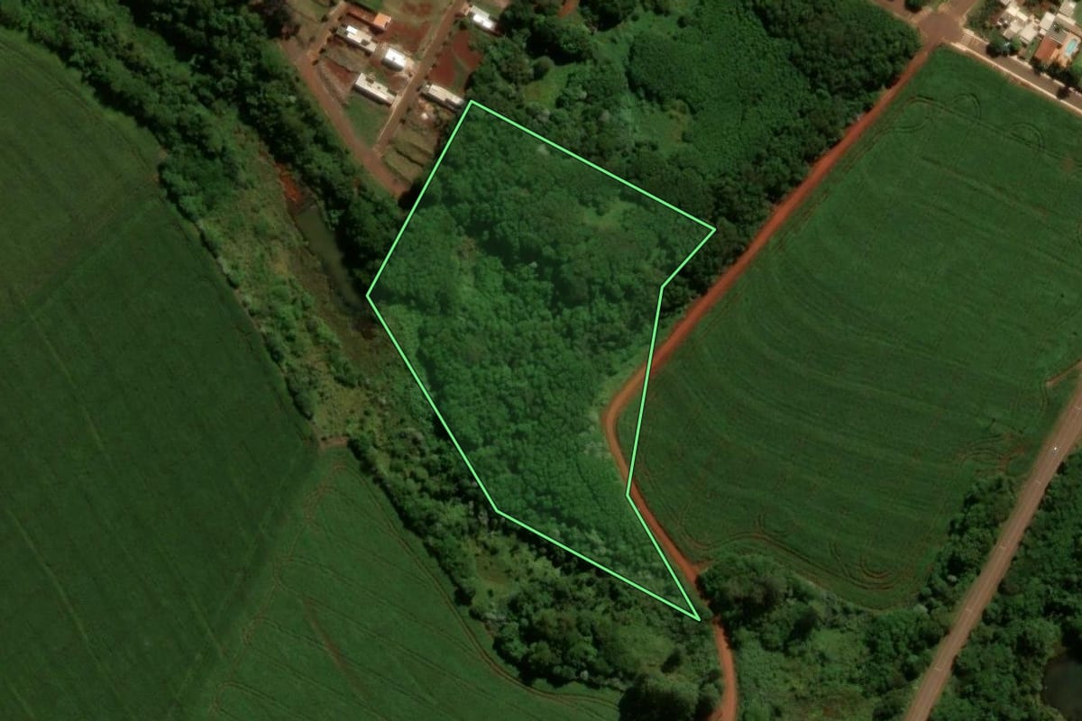Imagem de satélite do imóvel rural em Peabiru (PR), com o contorno declarado no CAR desenhado por cima.