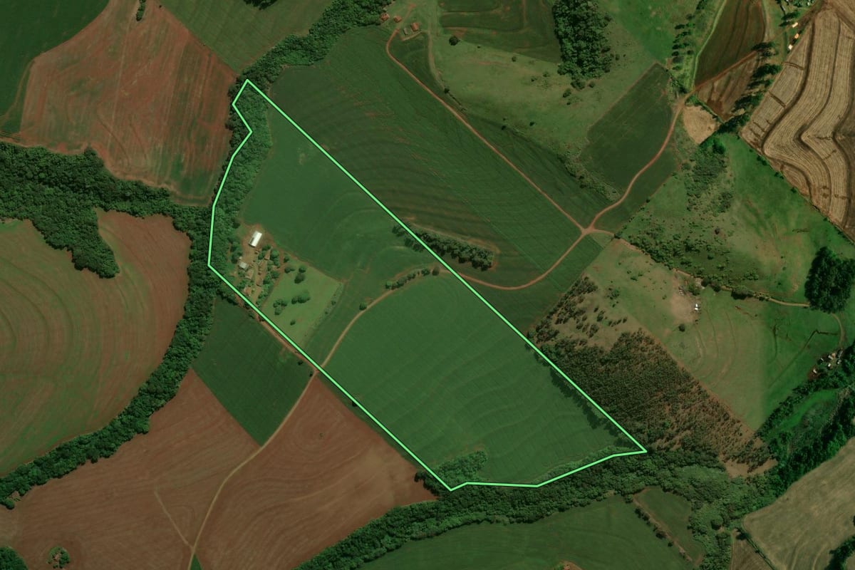 Imagem de satélite do imóvel rural em Peabiru (PR), com o contorno declarado no CAR desenhado por cima.