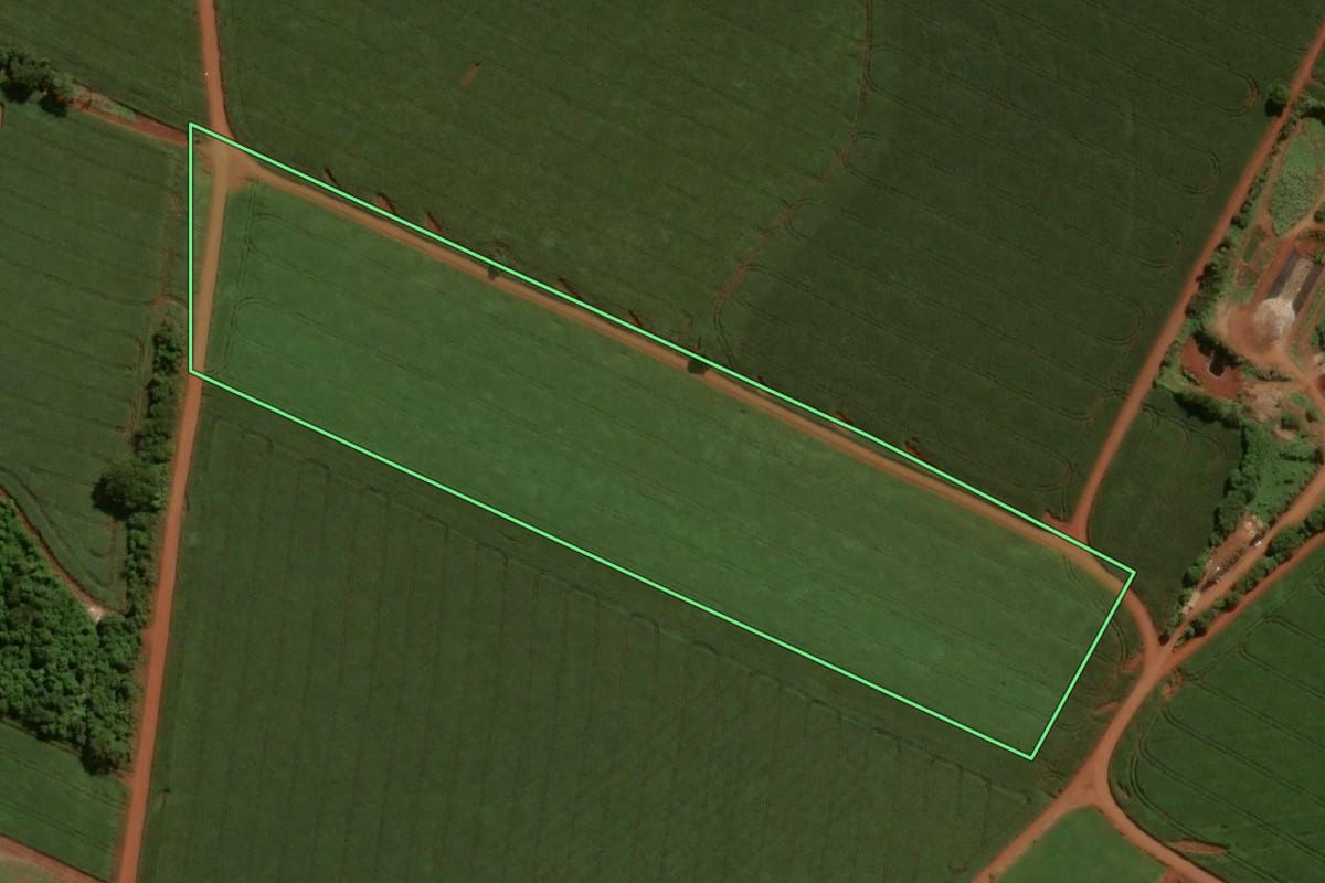 Imagem de satélite do imóvel rural em Peabiru (PR), com o contorno declarado no CAR desenhado por cima.