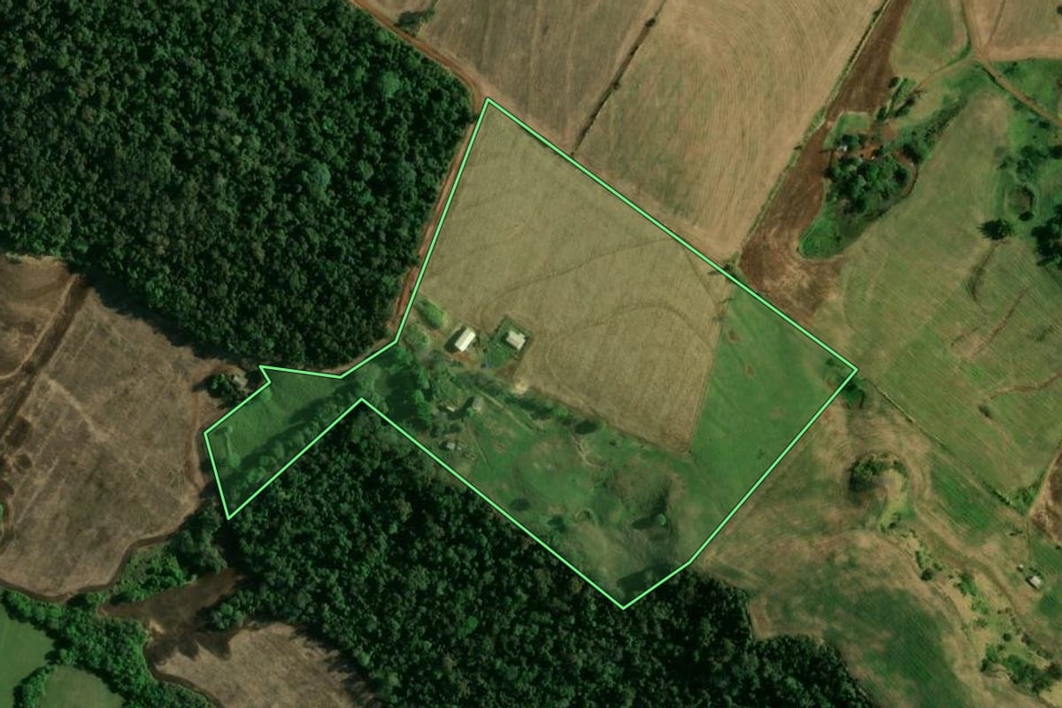 Imagem de satélite do imóvel rural em Peabiru (PR), com o contorno declarado no CAR desenhado por cima.