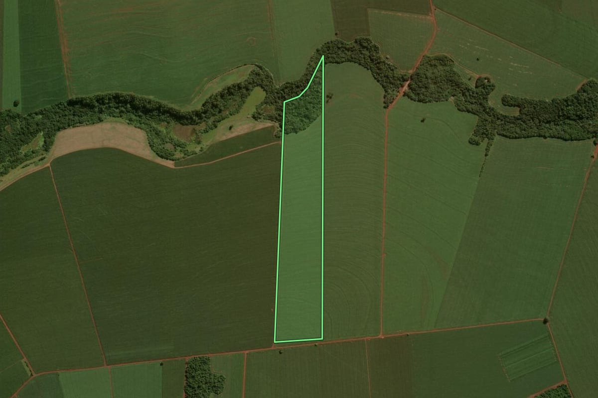 Imagem de satélite do imóvel rural em Peabiru (PR), com o contorno declarado no CAR desenhado por cima.