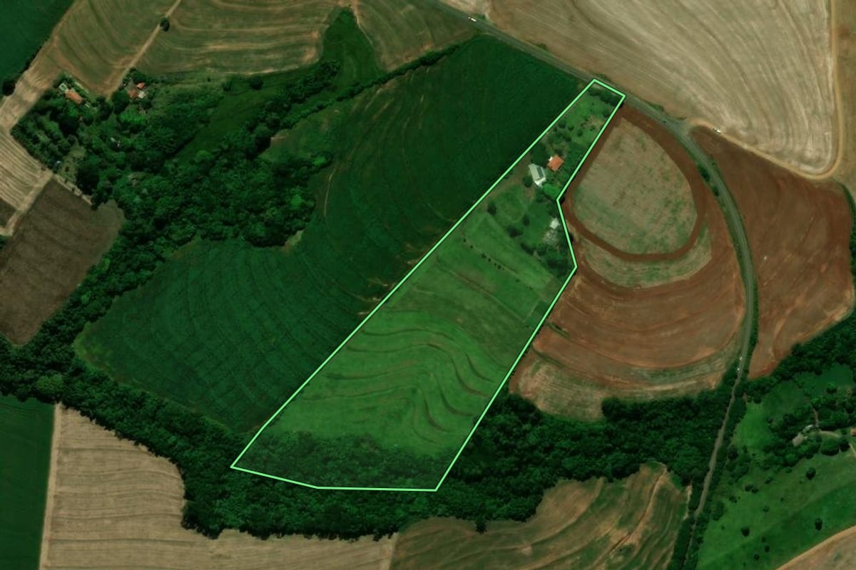 Imagem de satélite do imóvel rural em Peabiru (PR), com o contorno declarado no CAR desenhado por cima.