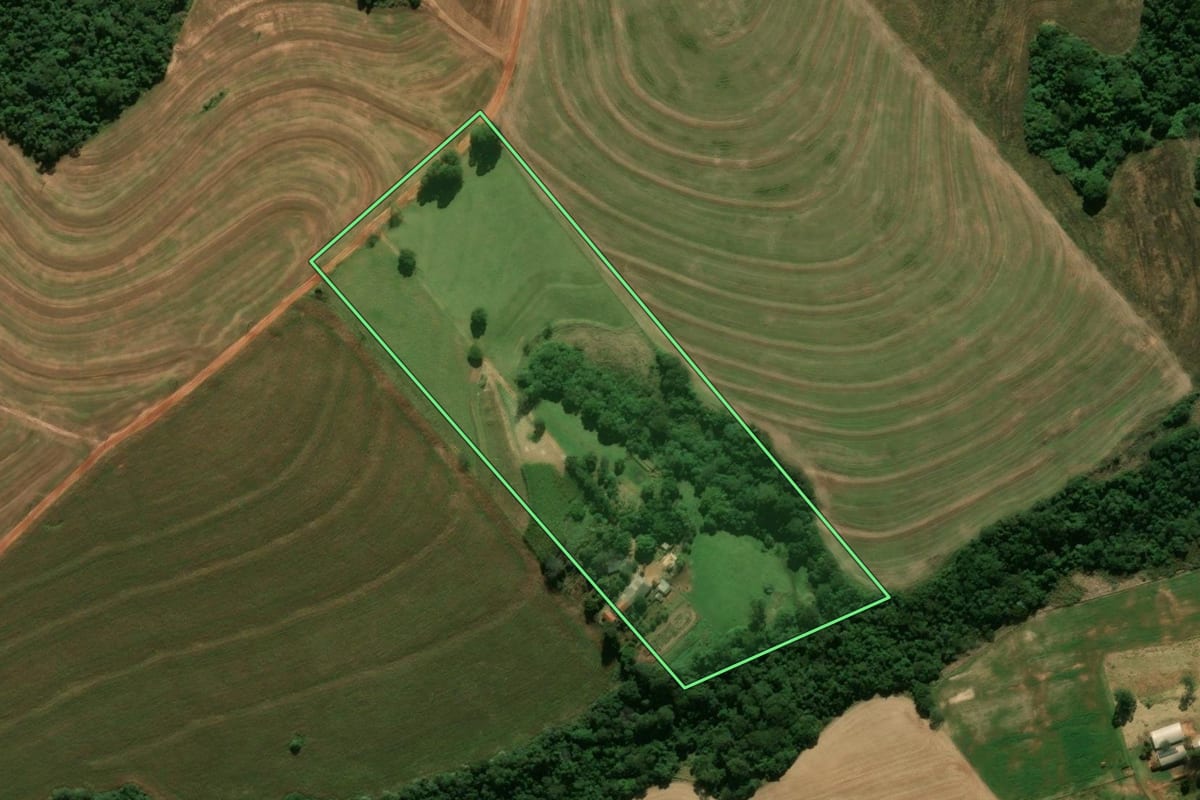 Imagem de satélite do imóvel rural em Peabiru (PR), com o contorno declarado no CAR desenhado por cima.