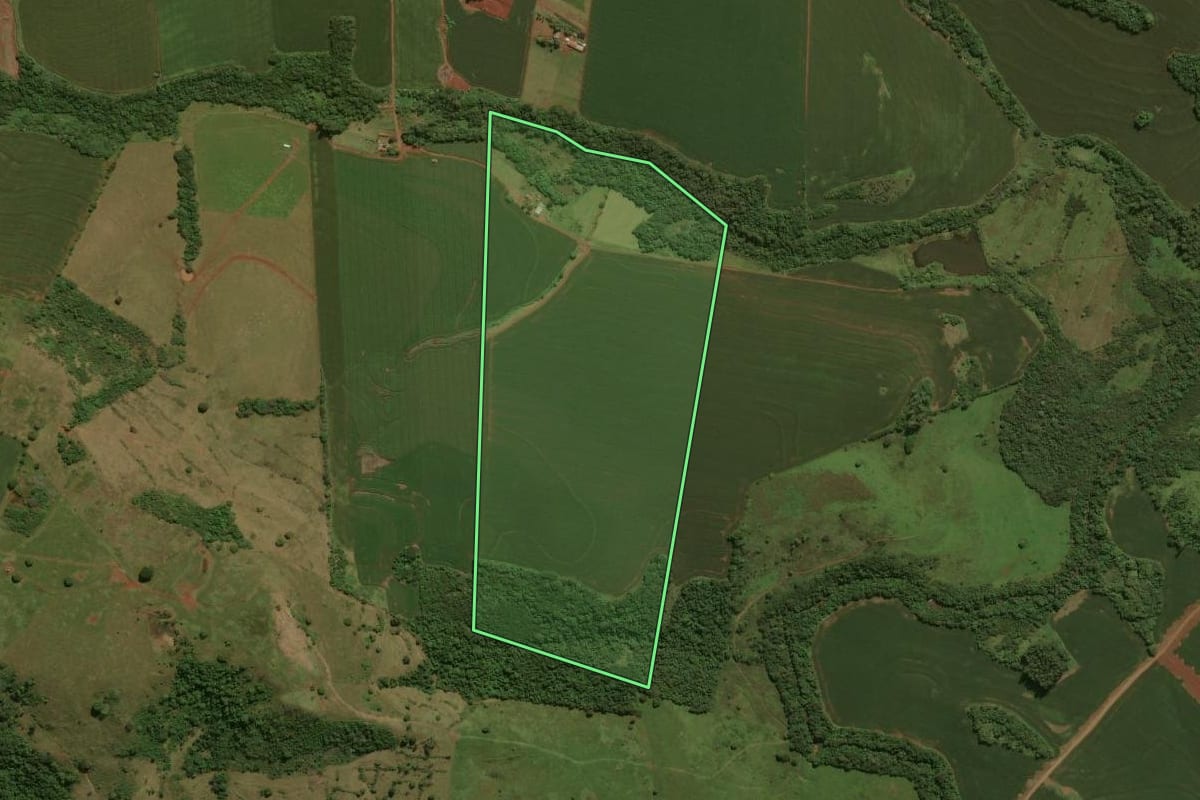 Imagem de satélite do imóvel rural em Peabiru (PR), com o contorno declarado no CAR desenhado por cima.