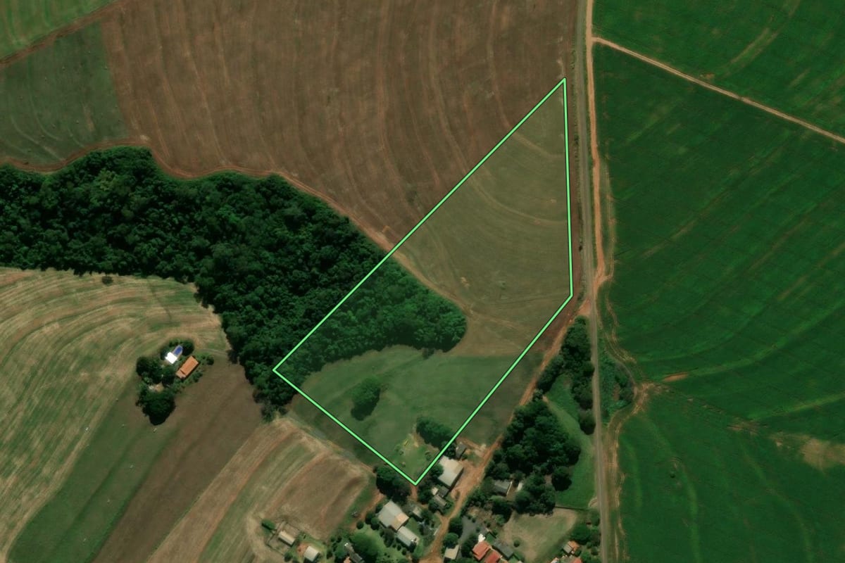 Imagem de satélite do imóvel rural em Peabiru (PR), com o contorno declarado no CAR desenhado por cima.