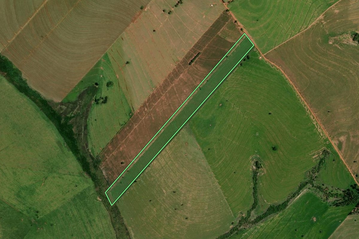 Imagem de satélite do imóvel rural em Perobal (PR), com o contorno declarado no CAR desenhado por cima.