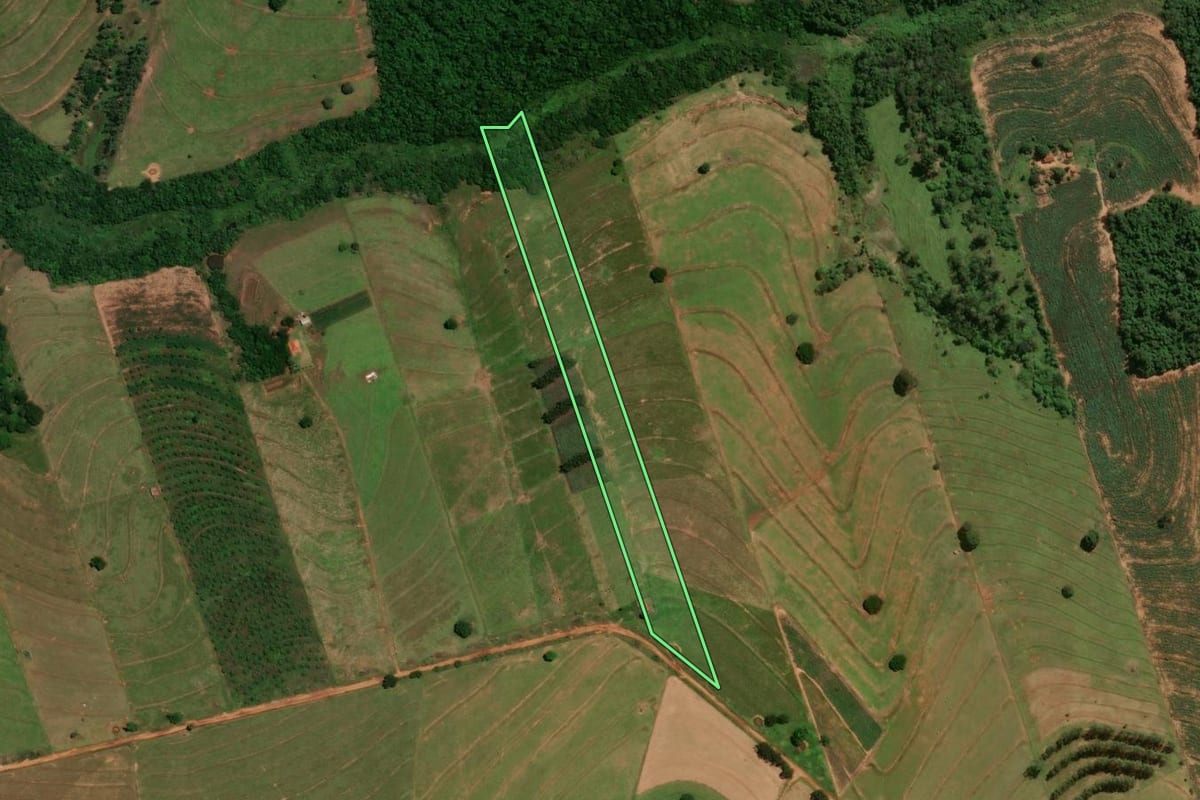 Imagem de satélite do imóvel rural em Perobal (PR), com o contorno declarado no CAR desenhado por cima.
