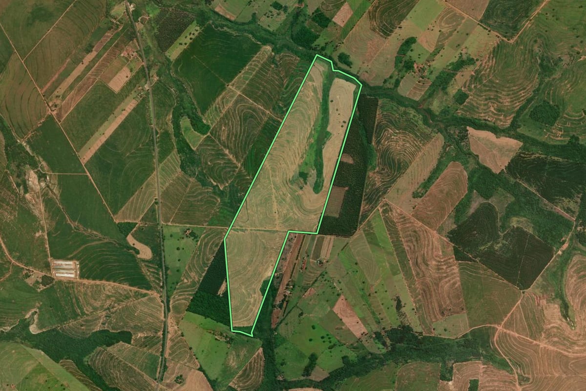 Imagem de satélite do imóvel rural em Perobal (PR), com o contorno declarado no CAR desenhado por cima.