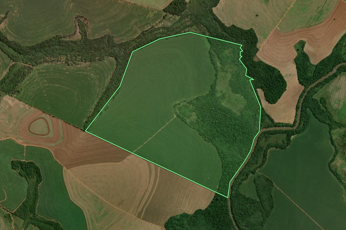 Imagem de satélite do imóvel rural em Perobal (PR), com o contorno declarado no CAR desenhado por cima.