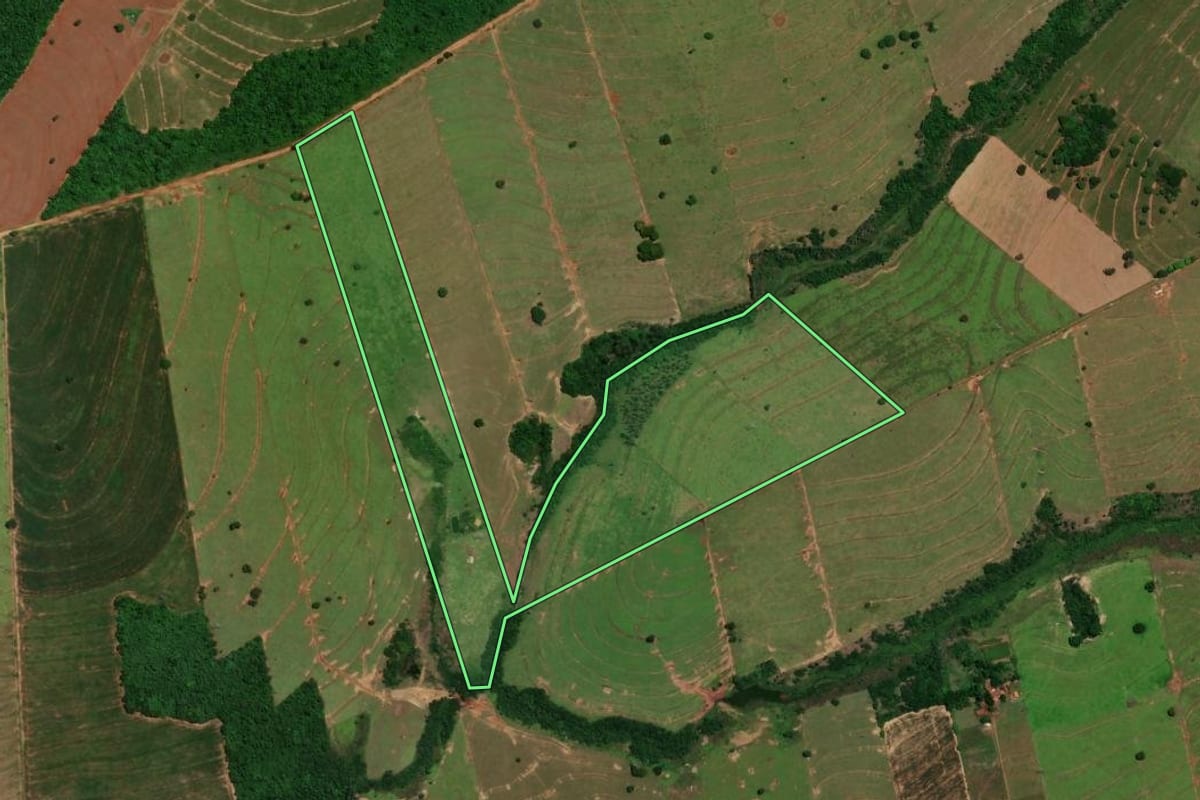 Imagem de satélite do imóvel rural em Perobal (PR), com o contorno declarado no CAR desenhado por cima.