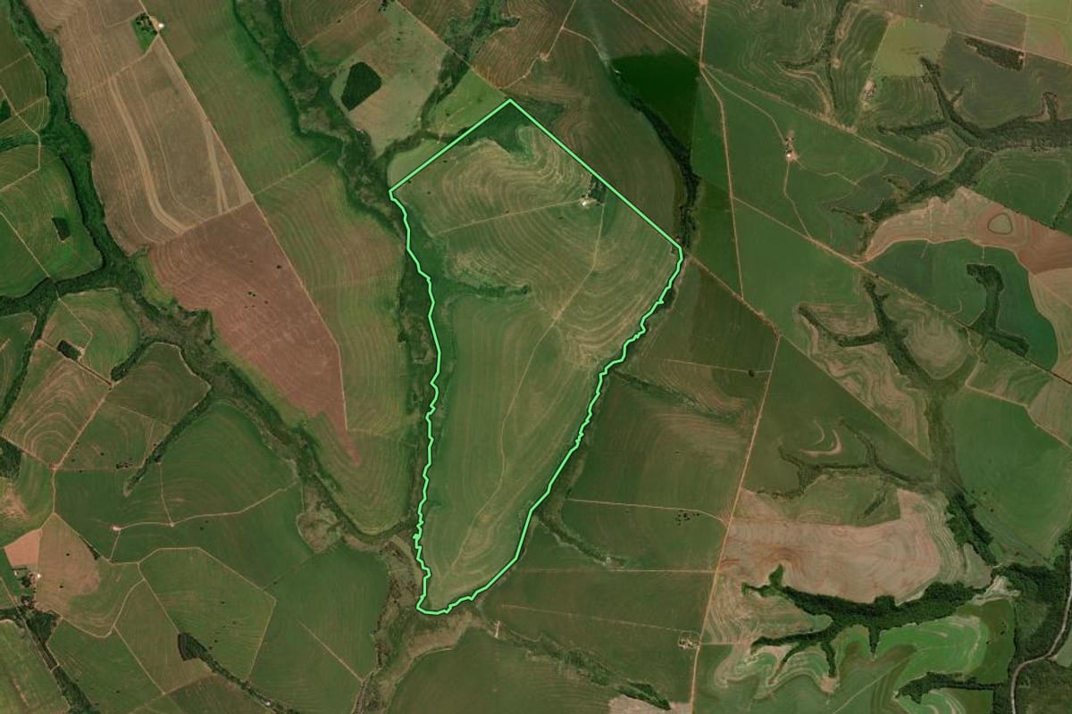 Imagem de satélite do imóvel rural em Perobal (PR), com o contorno declarado no CAR desenhado por cima.