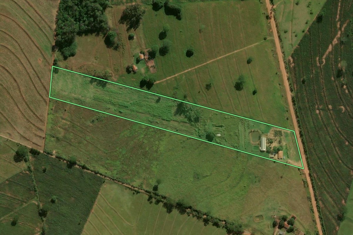 Imagem de satélite do imóvel rural em Perobal (PR), com o contorno declarado no CAR desenhado por cima.