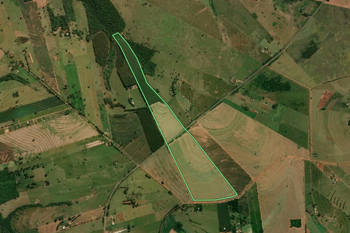 Imagem de satélite do imóvel rural em Perobal (PR), com o contorno declarado no CAR desenhado por cima.