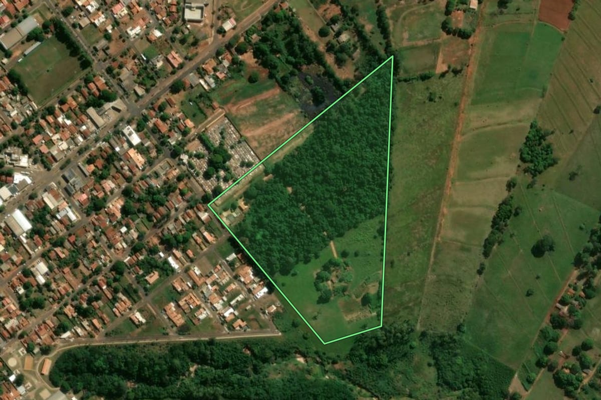 Imagem de satélite do imóvel rural em Perobal (PR), com o contorno declarado no CAR desenhado por cima.