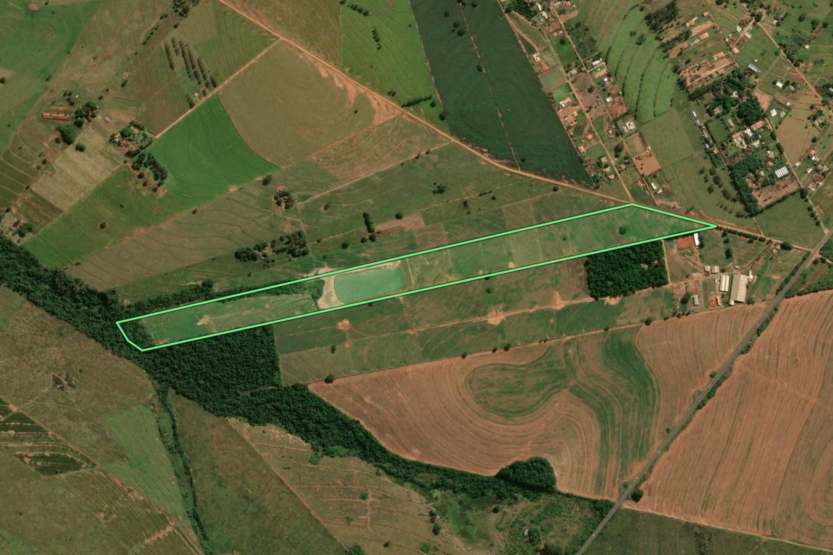 Imagem de satélite do imóvel rural em Perobal (PR), com o contorno declarado no CAR desenhado por cima.