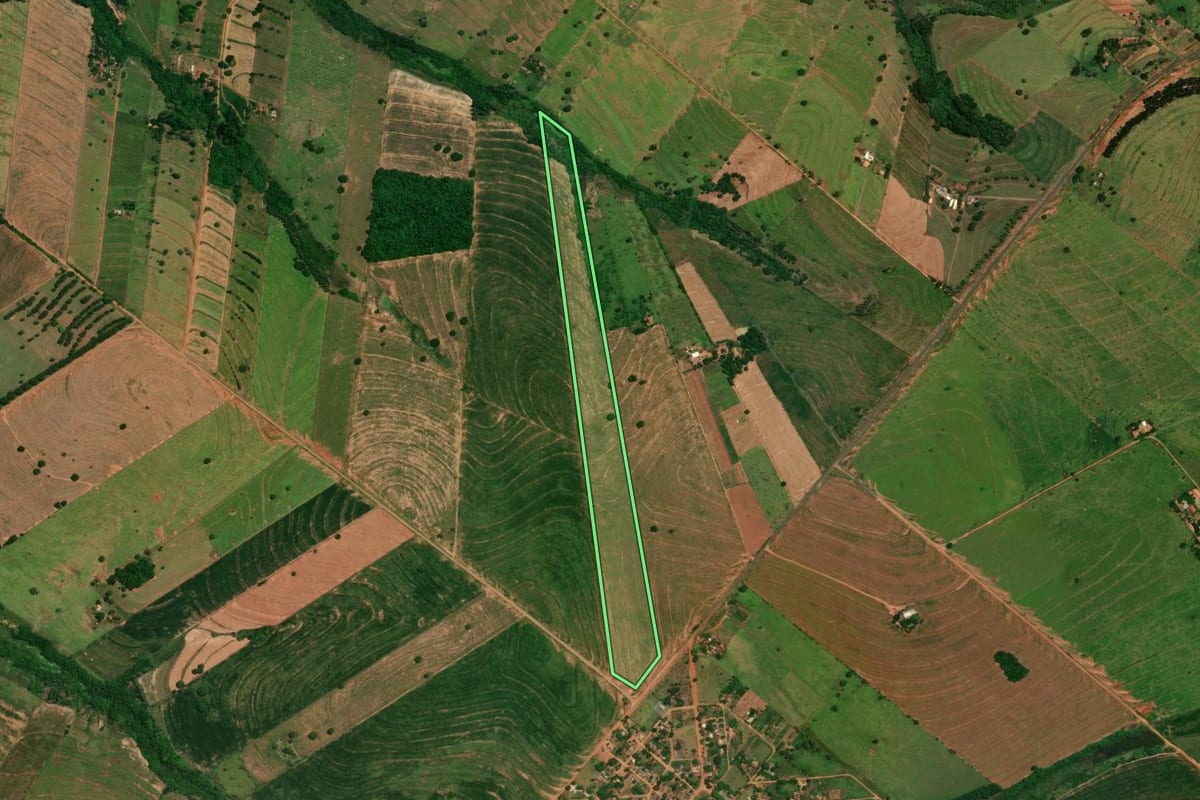 Imagem de satélite do imóvel rural em Perobal (PR), com o contorno declarado no CAR desenhado por cima.