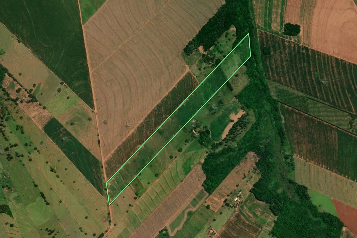 Imagem de satélite do imóvel rural em Perobal (PR), com o contorno declarado no CAR desenhado por cima.