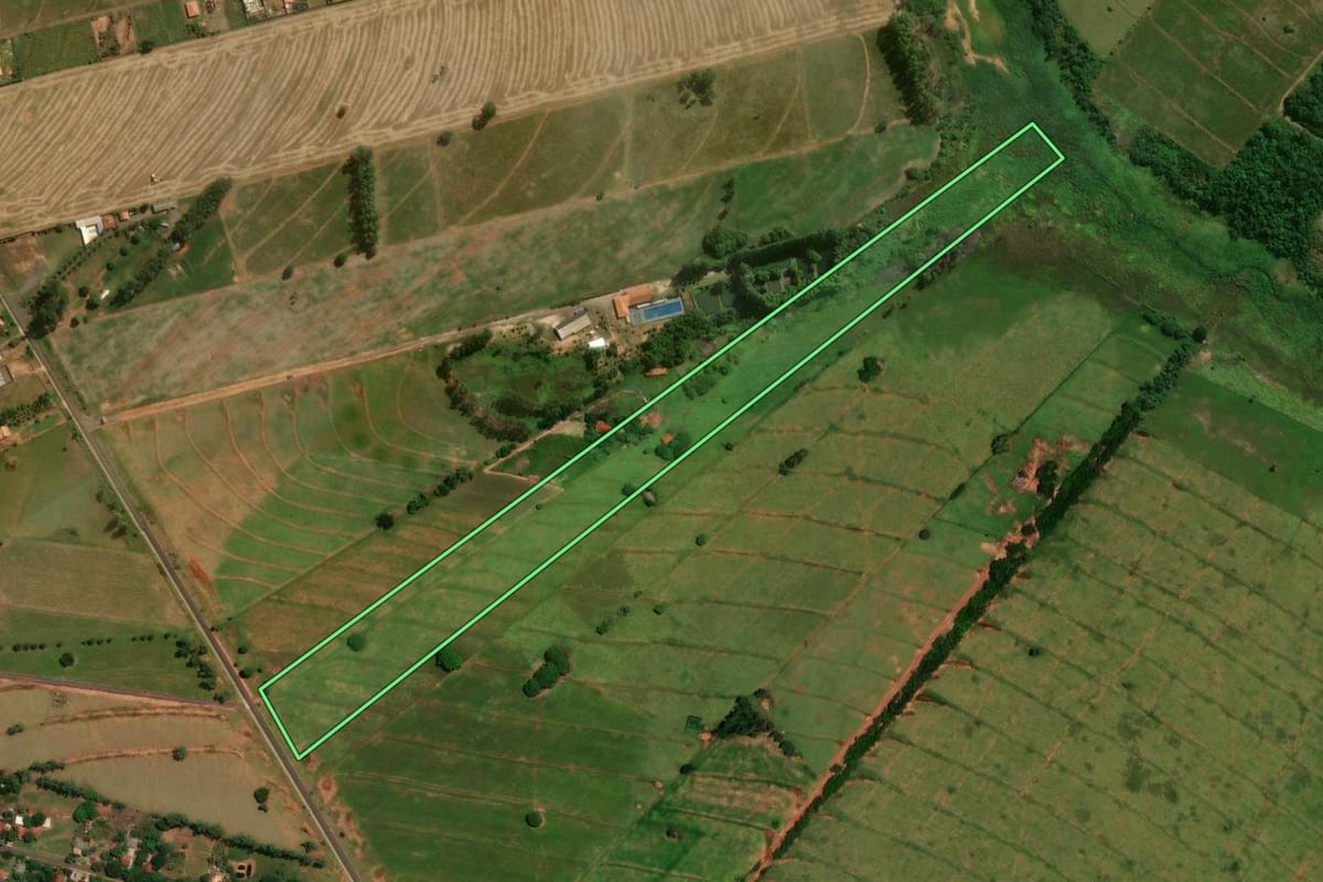 Imagem de satélite do imóvel rural em Perobal (PR), com o contorno declarado no CAR desenhado por cima.