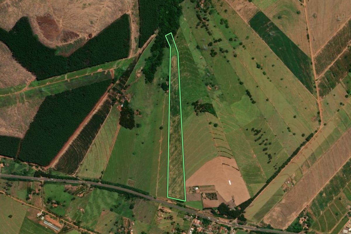 Imagem de satélite do imóvel rural em Perobal (PR), com o contorno declarado no CAR desenhado por cima.
