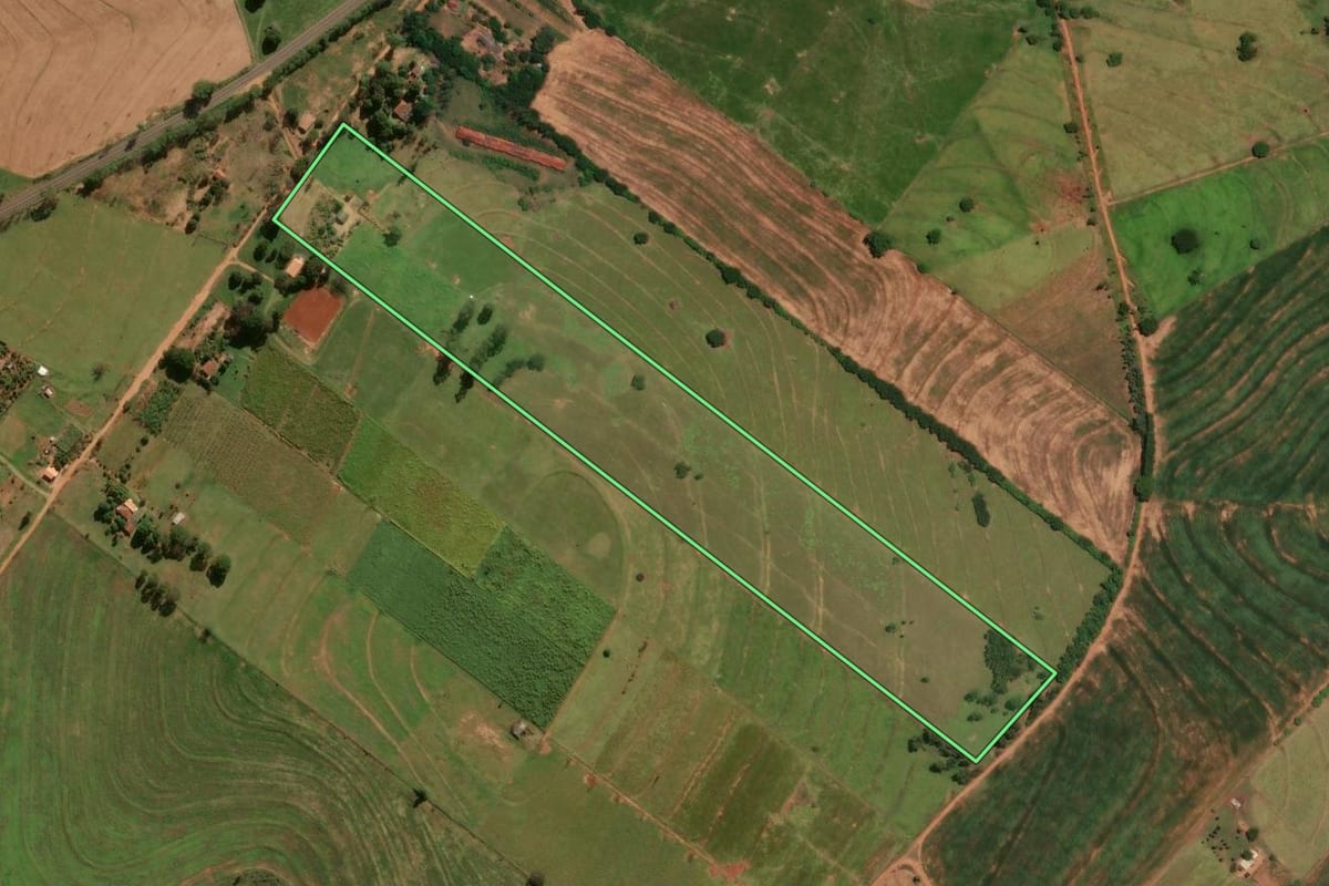 Imagem de satélite do imóvel rural em Perobal (PR), com o contorno declarado no CAR desenhado por cima.