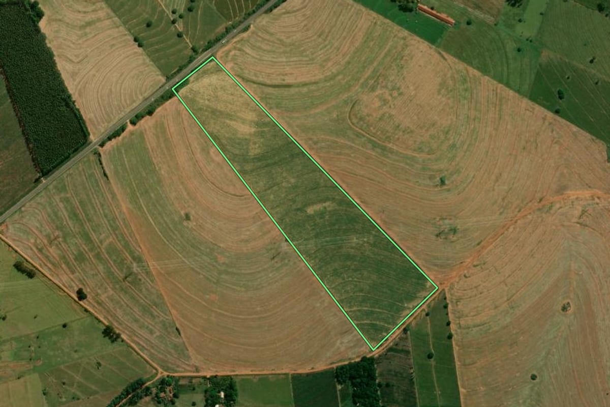 Imagem de satélite do imóvel rural em Perobal (PR), com o contorno declarado no CAR desenhado por cima.