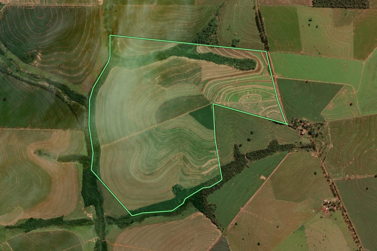 Imagem de satélite do imóvel rural em Perobal (PR), com o contorno declarado no CAR desenhado por cima.